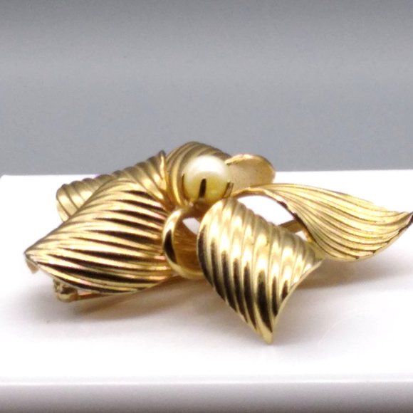 Vintage Golden Flower Brooch with Ridged Petals and Elegant Pearl Center, Modern - Picture 2 of 4